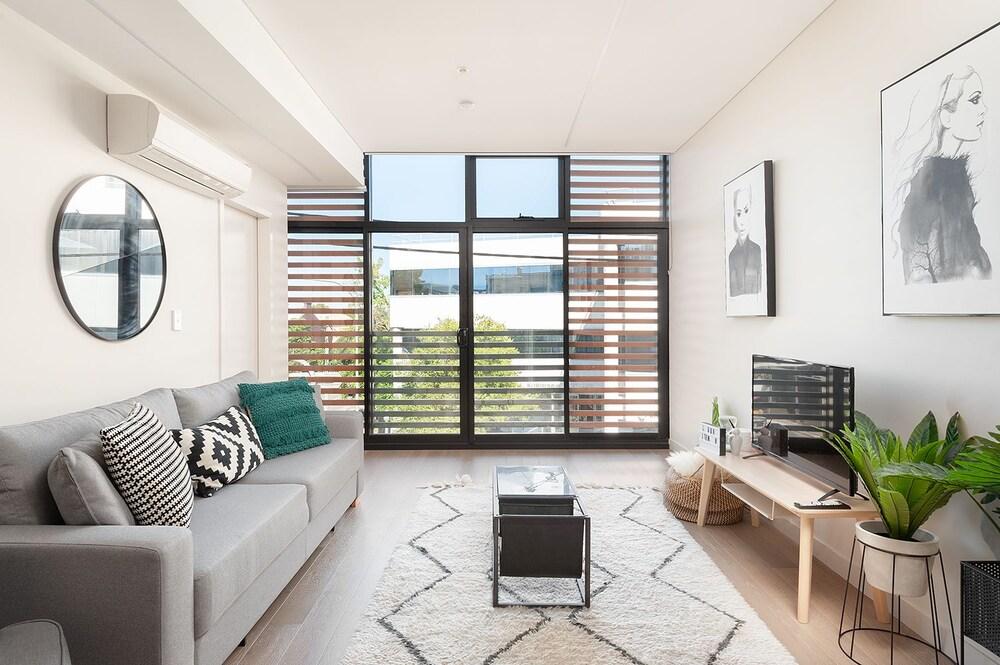 Stunning Designer Newtown Pad H394 - Tap to explore photos