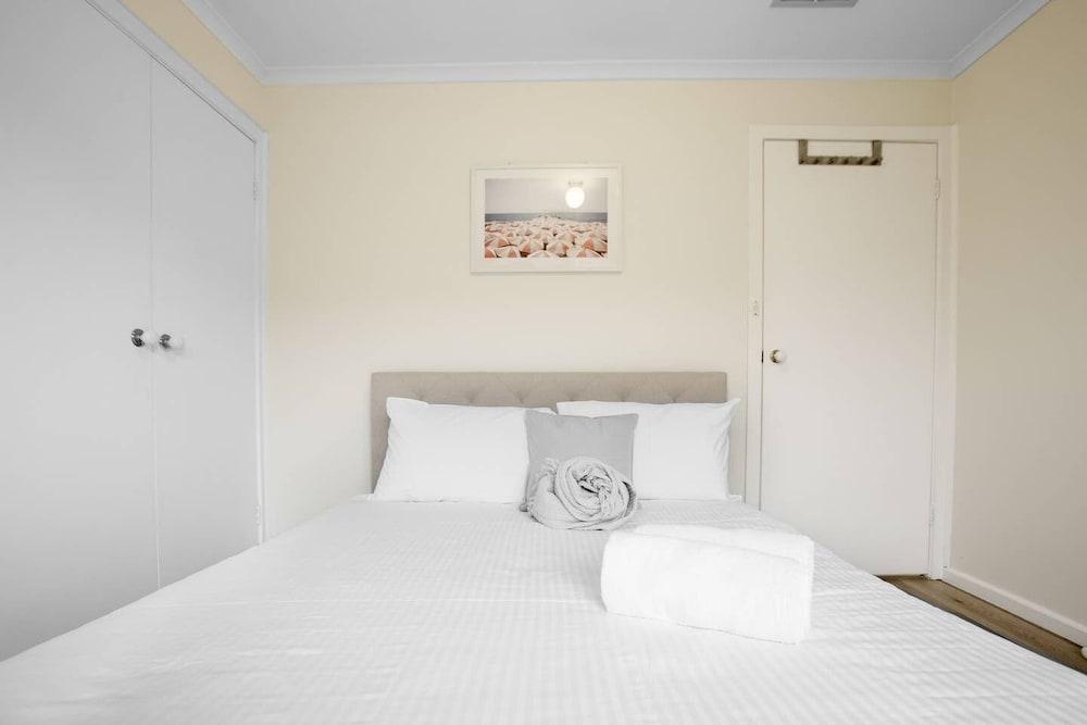 Quiet & Peaceful 3bed2bath Home @keilor Downs - Tap to explore photos