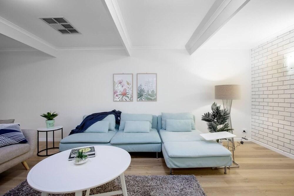 Quiet & Peaceful 3bed2bath Home @keilor Downs - Tap to explore photos