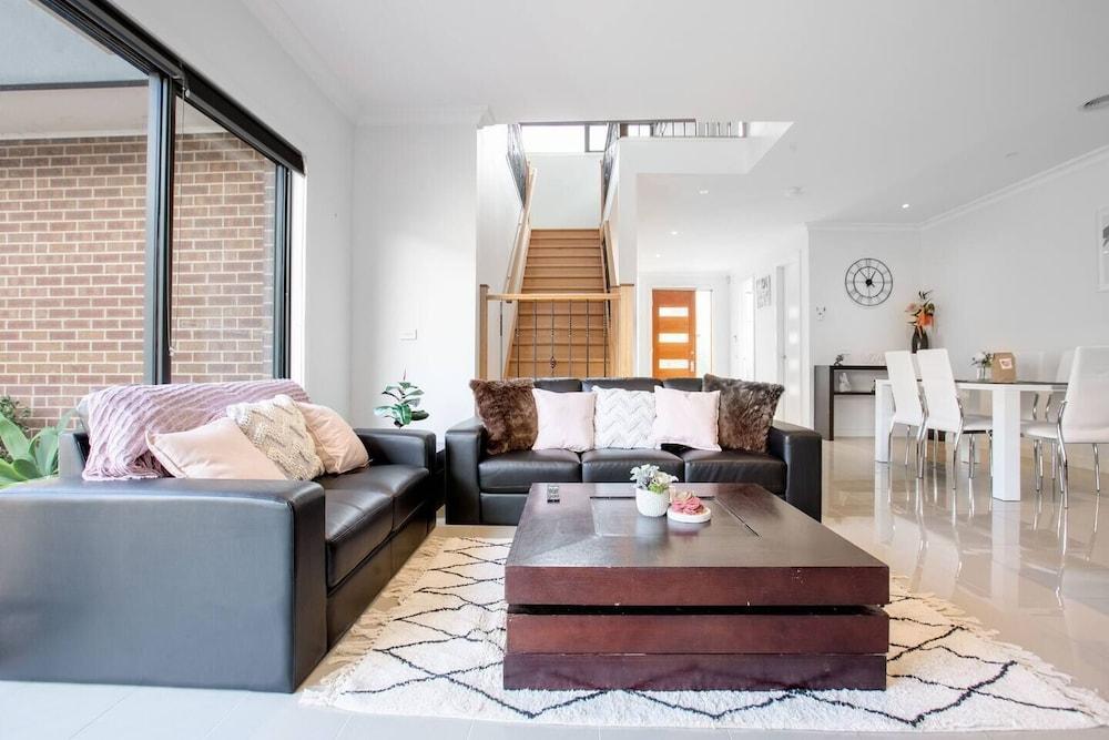Stunning 3beds Near Knox Shopping Centro@wantirna - Tap to explore photos