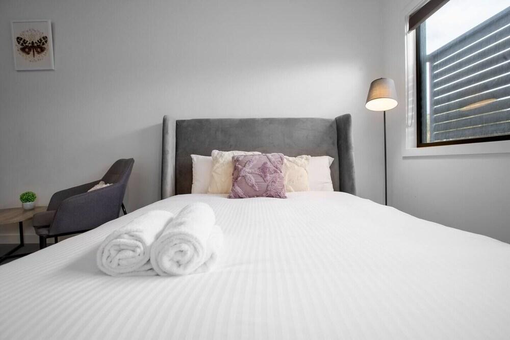 Stunning 3beds Near Knox Shopping Centro@wantirna - Tap to explore photos