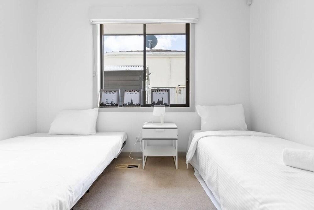 Spacious 3bedrooms big House@mitcham - Tap to explore photos