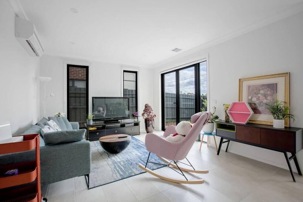 Captivating Large 4br@narre Warren - Tap to explore photos