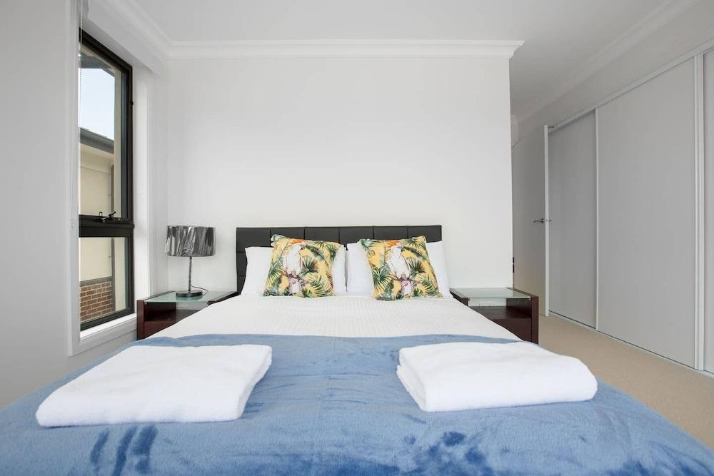 Captivating Large 4br@narre Warren - Tap to explore photos
