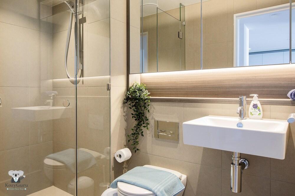 KOZYGURU Docklands Cozy Water View 1BED - Tap to explore photos