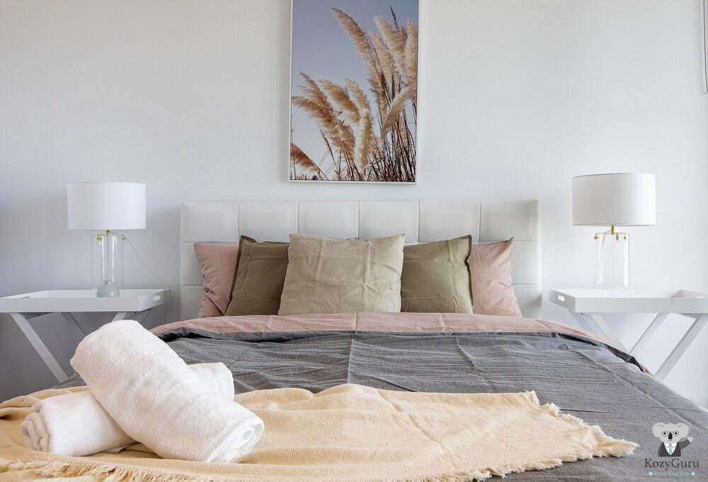 KOZYGURU Docklands Cozy Water View 1BED - Tap to explore photos