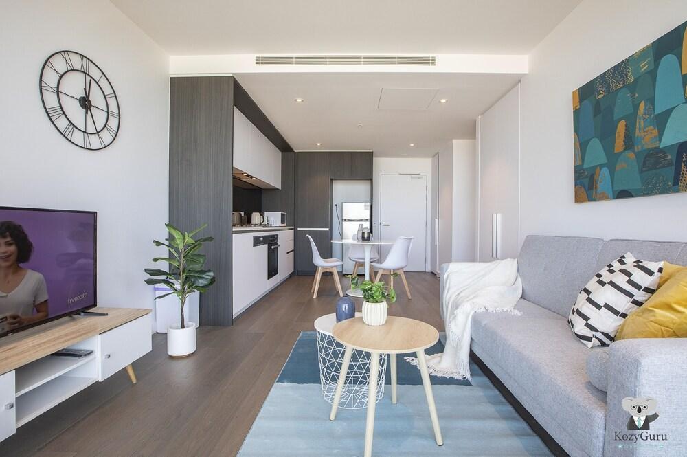 KOZYGURU Docklands Cozy Water View 1BED - Tap to explore photos