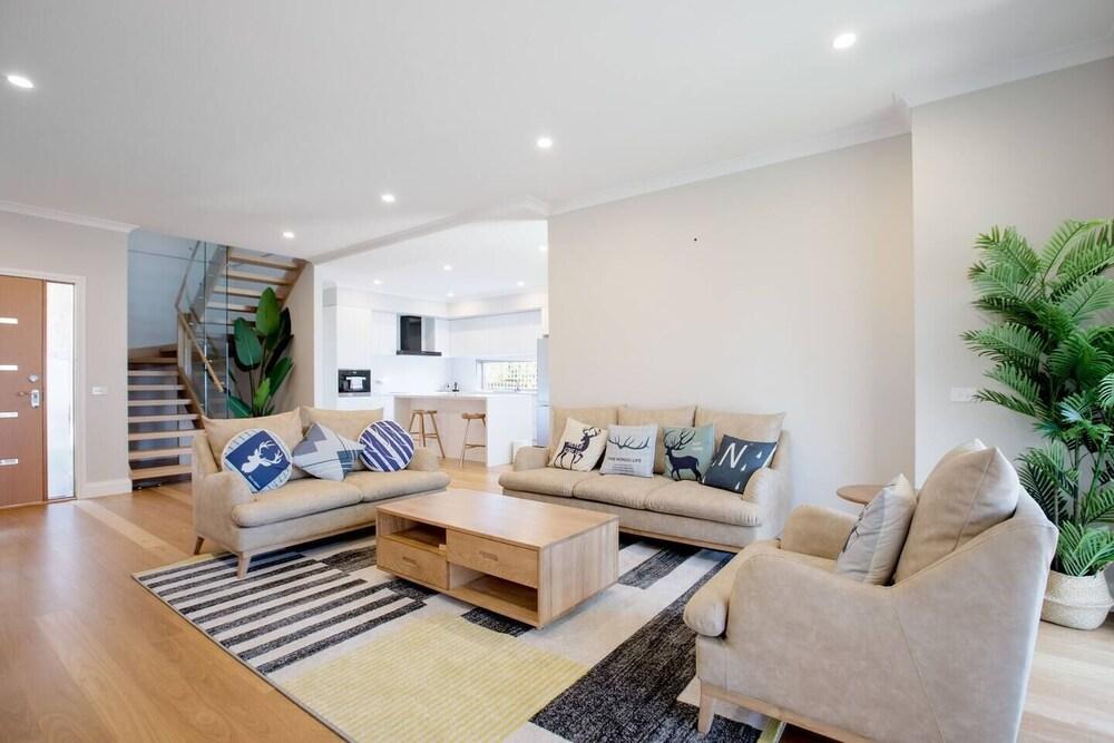 Lux Style 4BR Townhouse@ashwood - Tap to explore photos