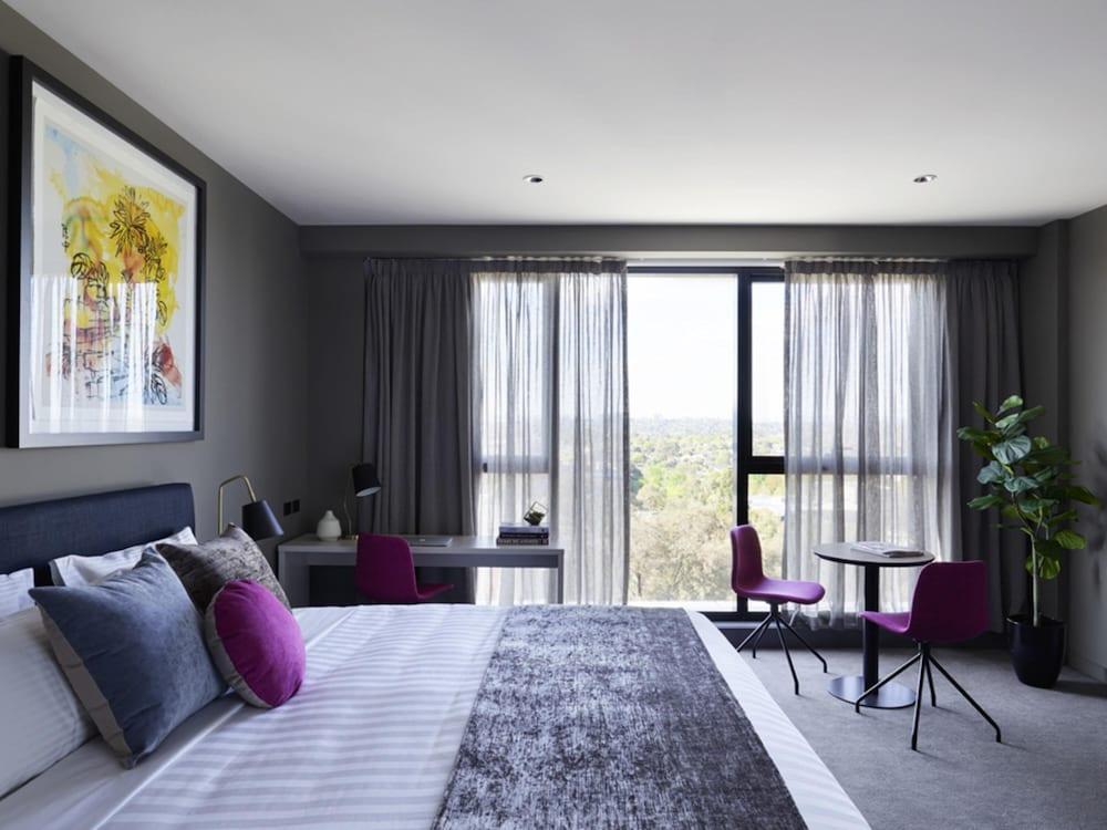 The Chen Melbourne - Art Series Room Type - Chen Deluxe King