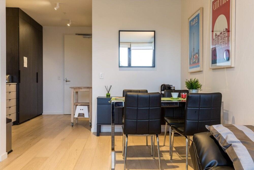 Modern 1 Bedroom in Tranquil Parklands - Tap to explore photos