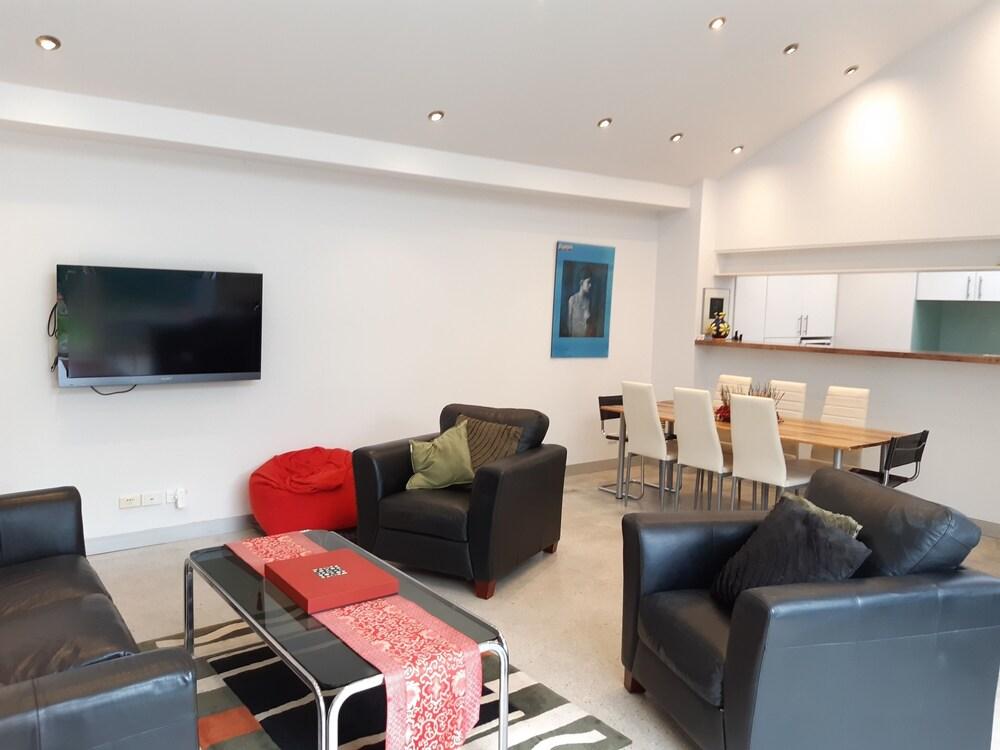 StayCentral - Fairfield 4Br Home - Tap to explore photos