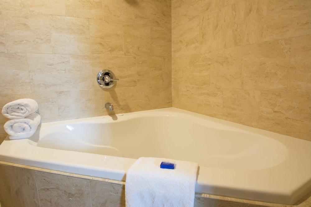 Best Western Queens Gold Coast - Tap to explore photos