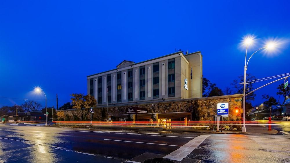 Best Western Queens Gold Coast - Tap to explore photos