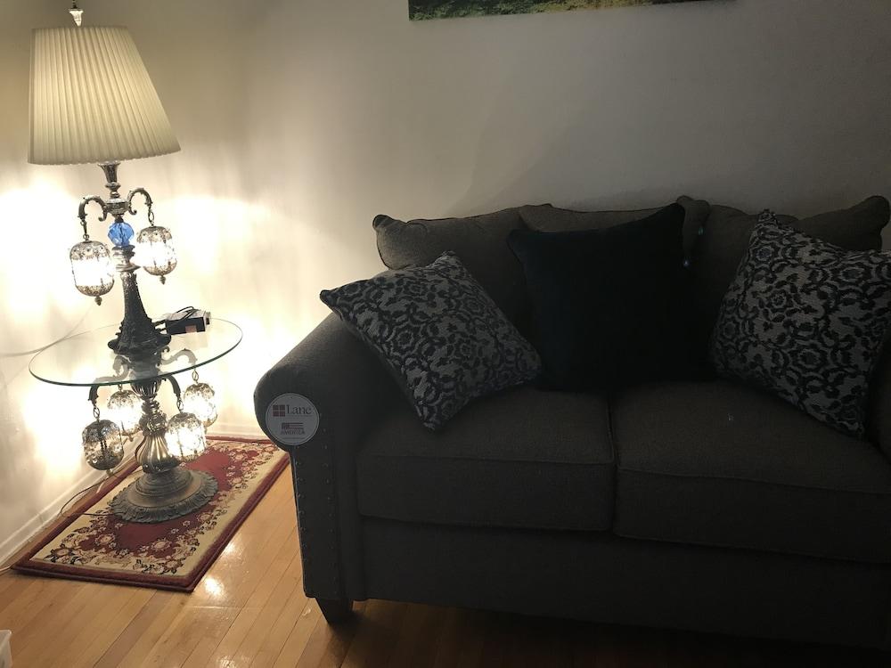Cozy, Classy Duplex near NYC - Tap to explore photos