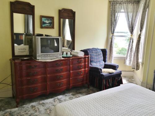 The Harbor House Bed & Breakfast - Tap to explore photos