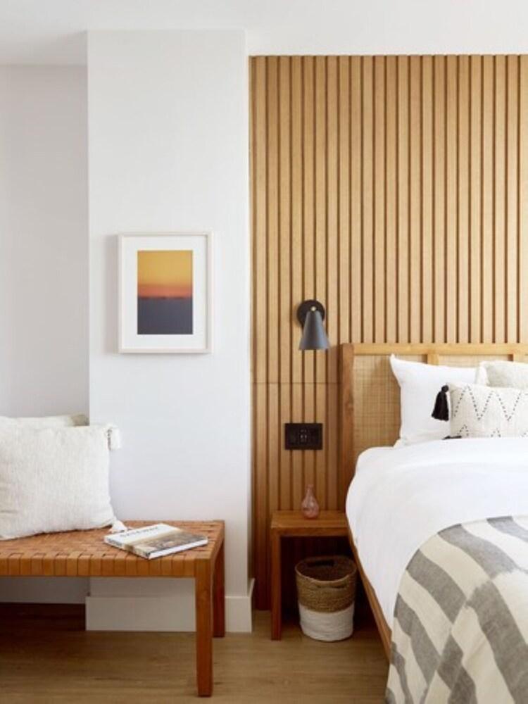 The Rockaway Hotel Room Type - Deluxe Room, 1 King Bed, Bay View