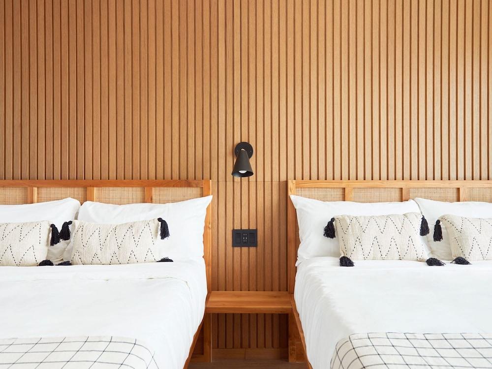 The Rockaway Hotel Room Type - Deluxe Room, 2 Queen Beds, Bay View