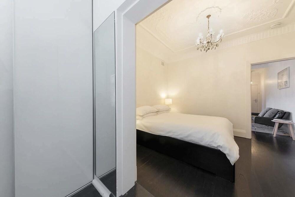 Bondi Beach Prime with Sunroom H405 - Tap to explore photos