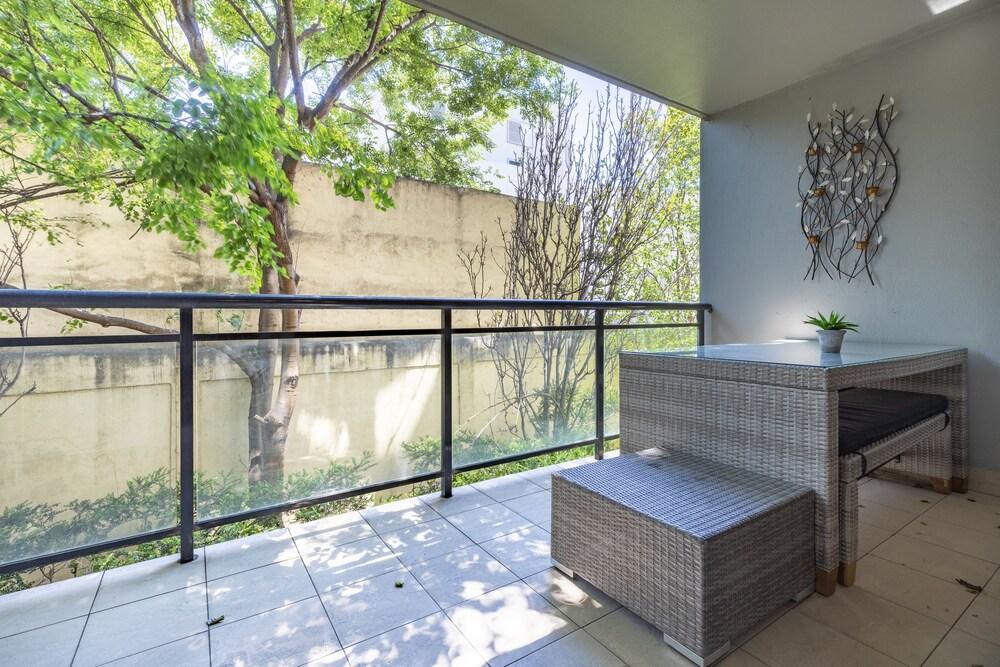 Perfectly Located Apt Rooftop Pool & Spa - Tap to explore photos