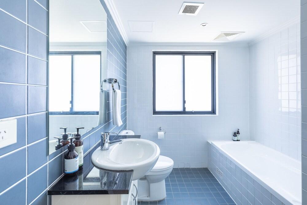 Perfectly Located Apt Rooftop Pool & Spa - Tap to explore photos