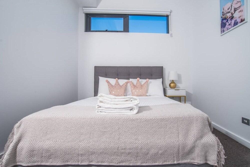 Lively 2bed1bath Mascot APT - Tap to explore photos