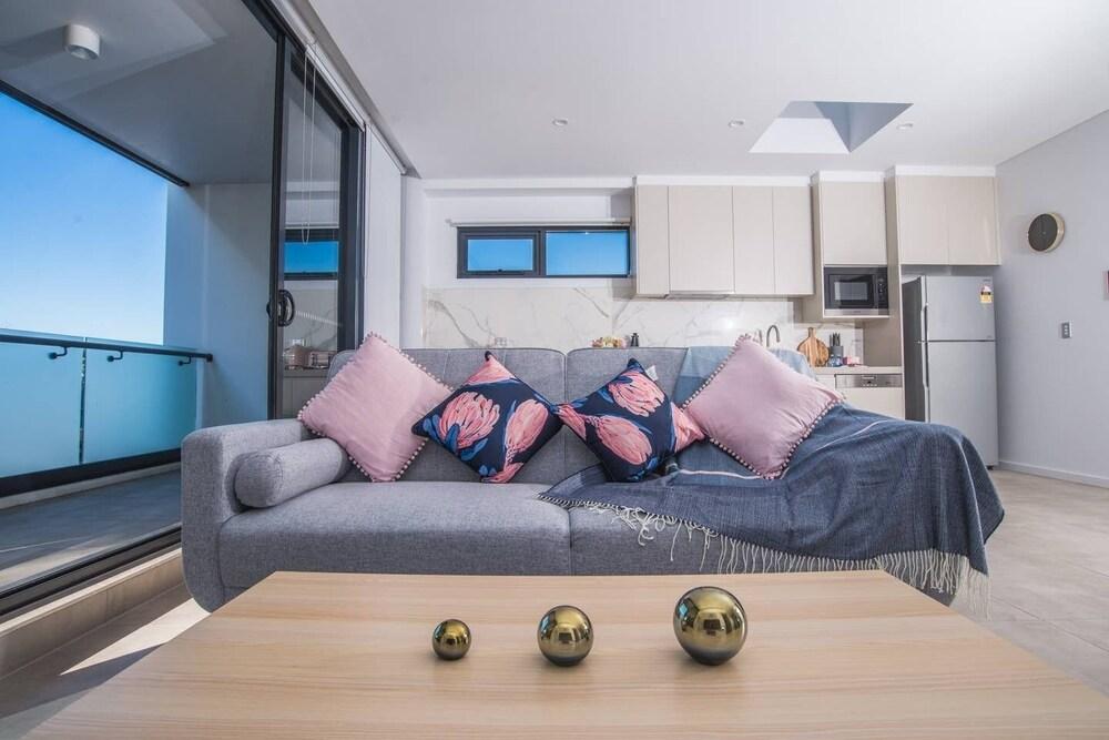 Lively 2bed1bath Mascot APT - Tap to explore photos