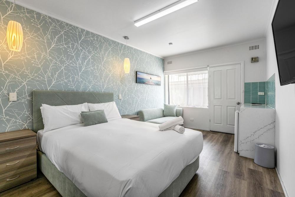 Rosebud Motel Room Type - Spa Suite