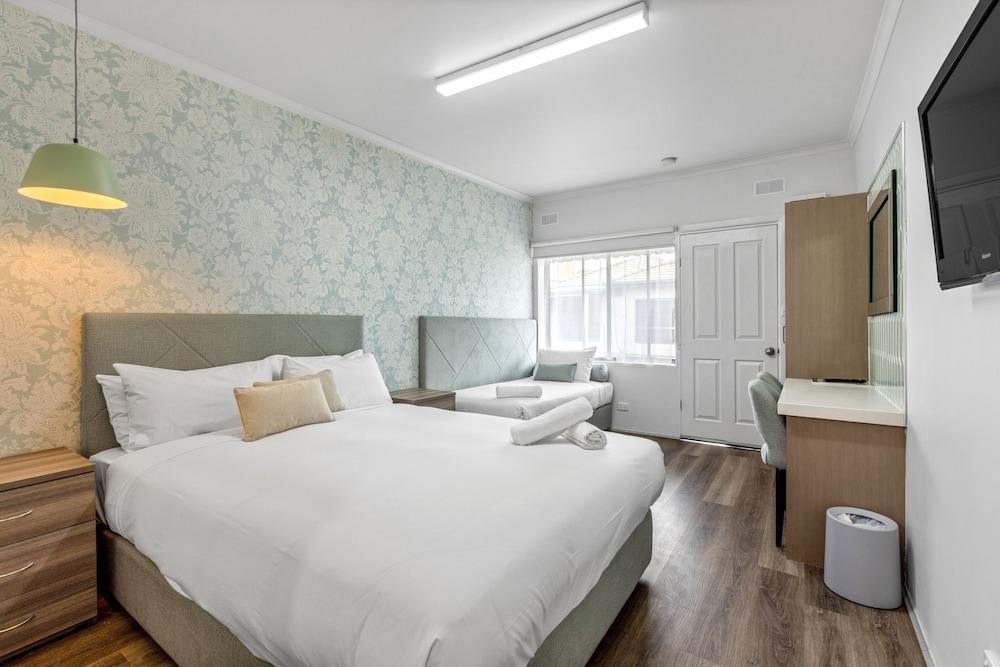 Rosebud Motel Room Type - Deluxe Queen Suite