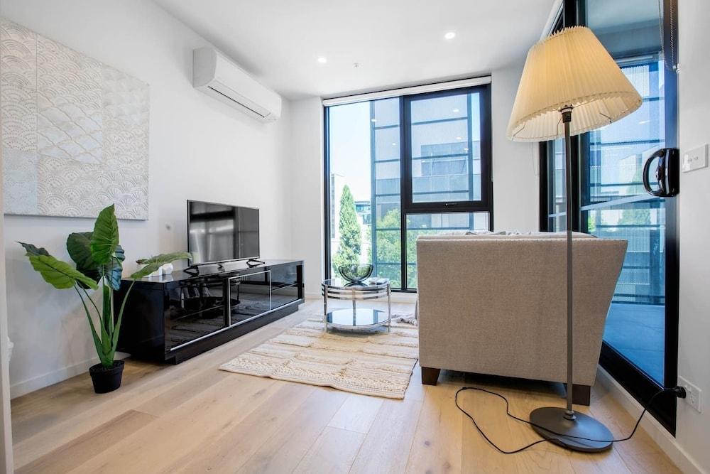 Stunning Bright Apartment At Hawthron/Glenferrie Station - Tap to explore photos