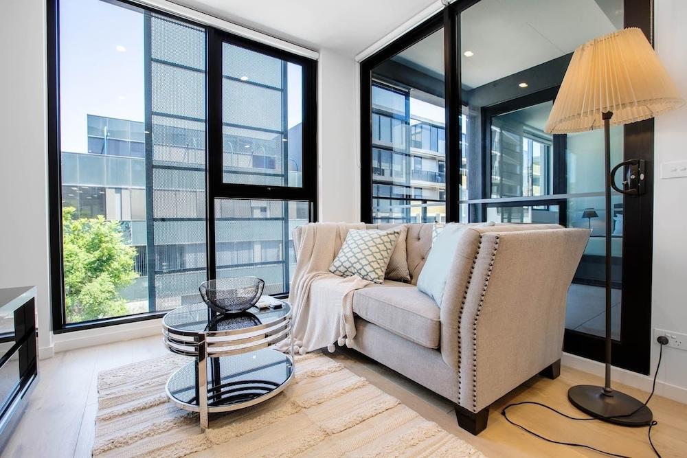Stunning Bright Apartment At Hawthron/Glenferrie Station - Tap to explore photos