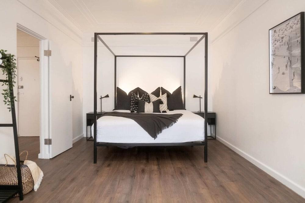 Stylish 1 Bedroom Apartment Near Beach - Tap to explore photos