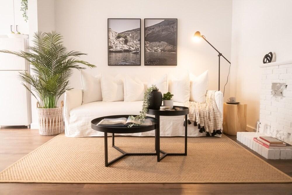 Stylish 1 Bedroom Apartment Near Beach - Tap to explore photos