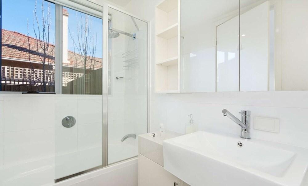 Caulfield Executive Apartment - Tap to explore photos