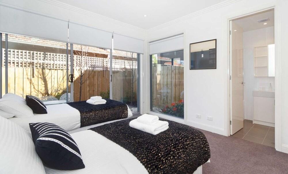 Caulfield Executive Apartment - Tap to explore photos