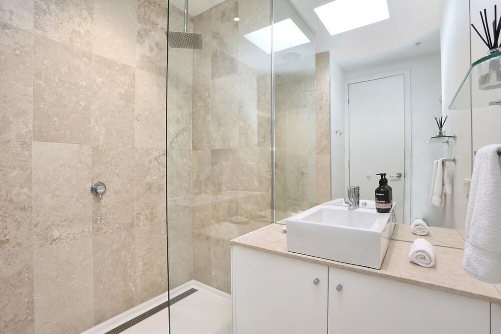 StayCentral - Collingwood Penthouse - Tap to explore photos