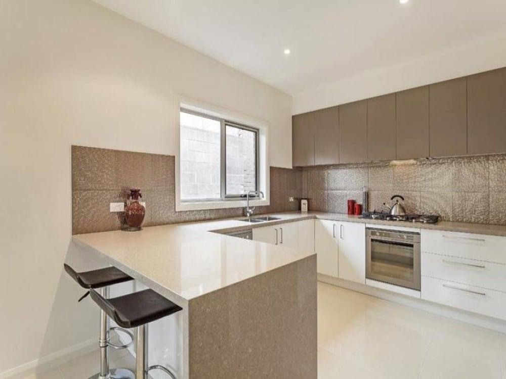Signature Townhouse in Doncaster - Tap to explore photos