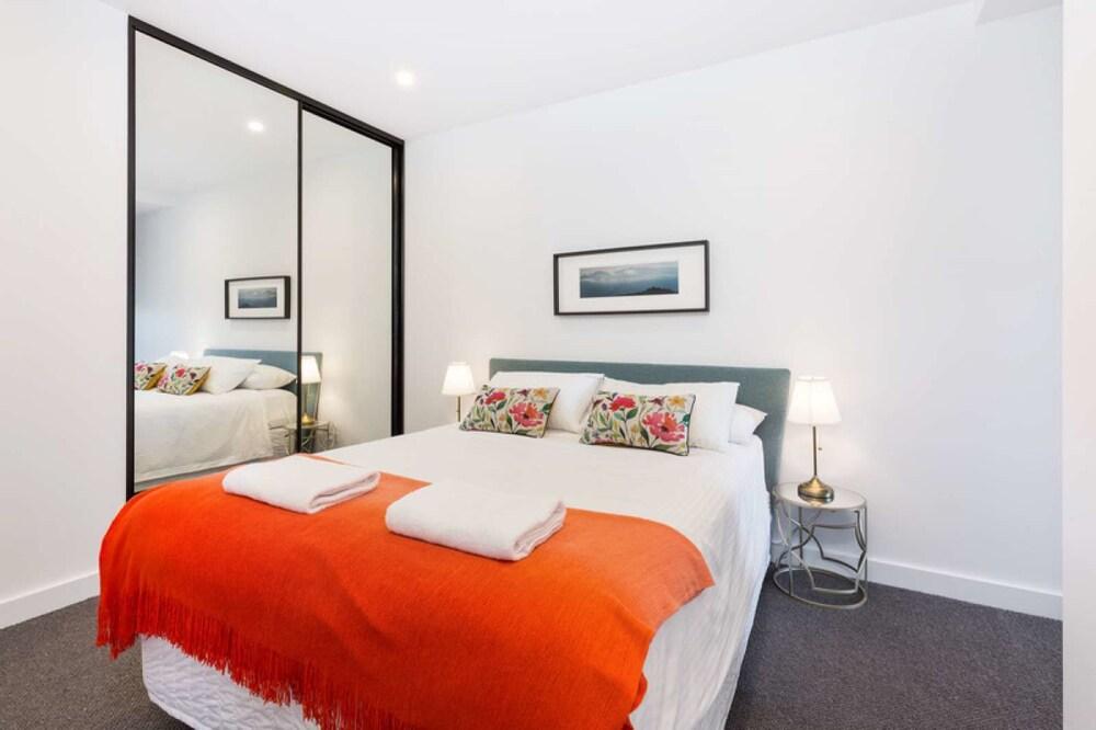 Caulfield North Executive - Tap to explore photos