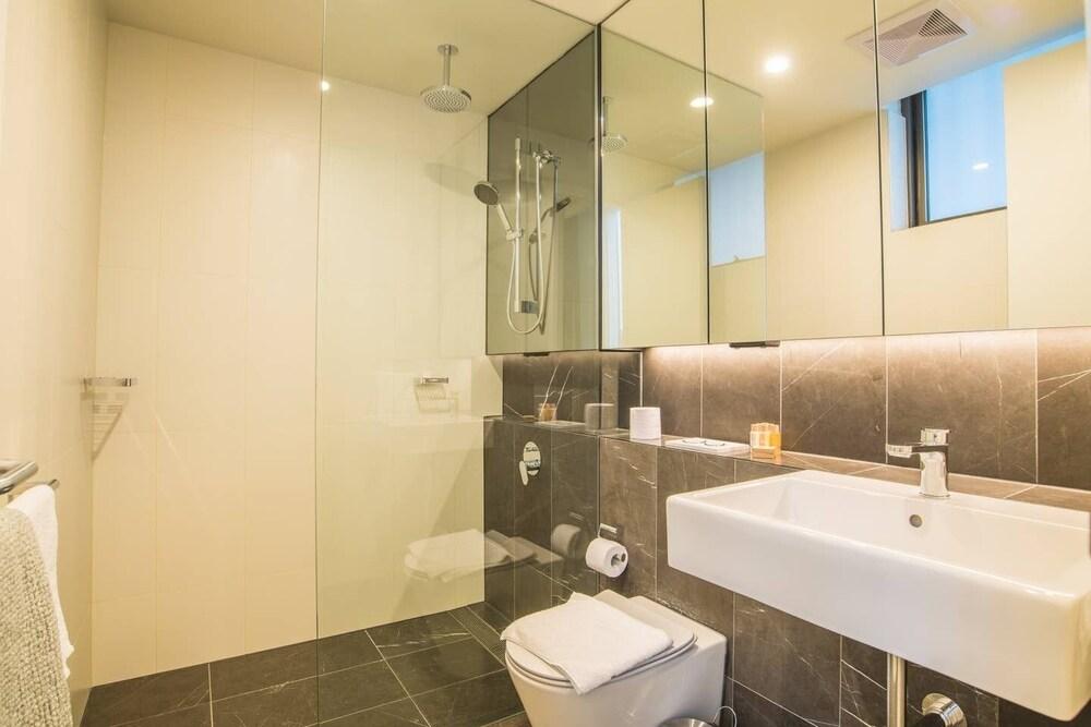 Modern 2bed2bath APT at Neutral Bayparking+wifi - Tap to explore photos
