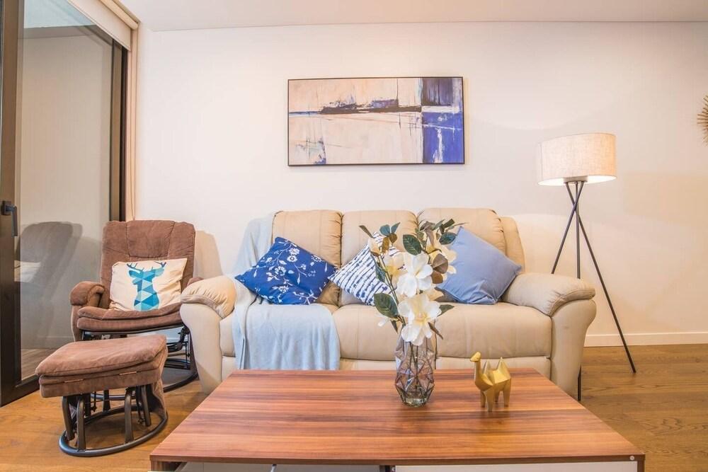 Modern 2bed2bath APT at Neutral Bayparking+wifi - Tap to explore photos
