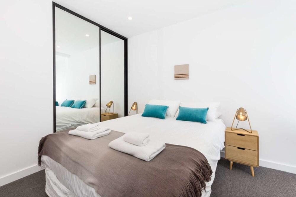 Executive 3 br Caulfield North - Tap to explore photos