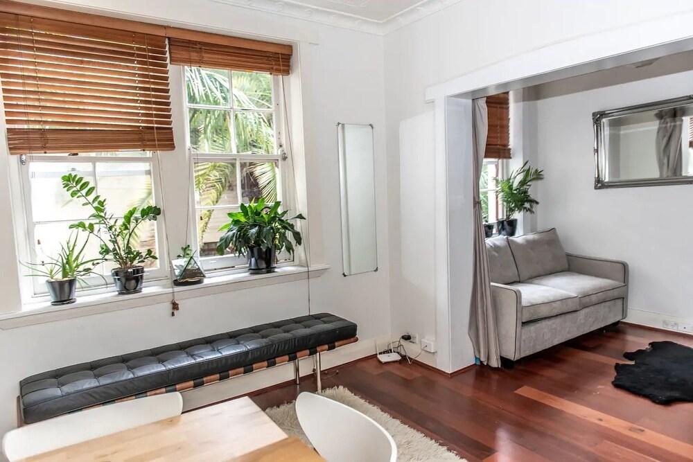 Chic Quiet Apt Close to Everything H404 - Tap to explore photos