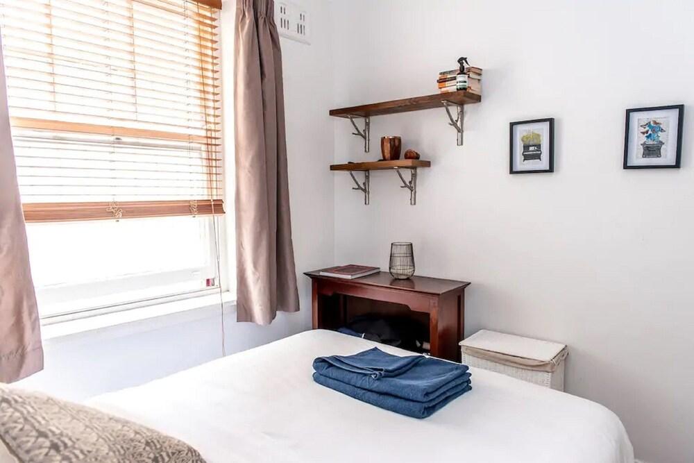 Chic Quiet Apt Close to Everything H404 - Tap to explore photos