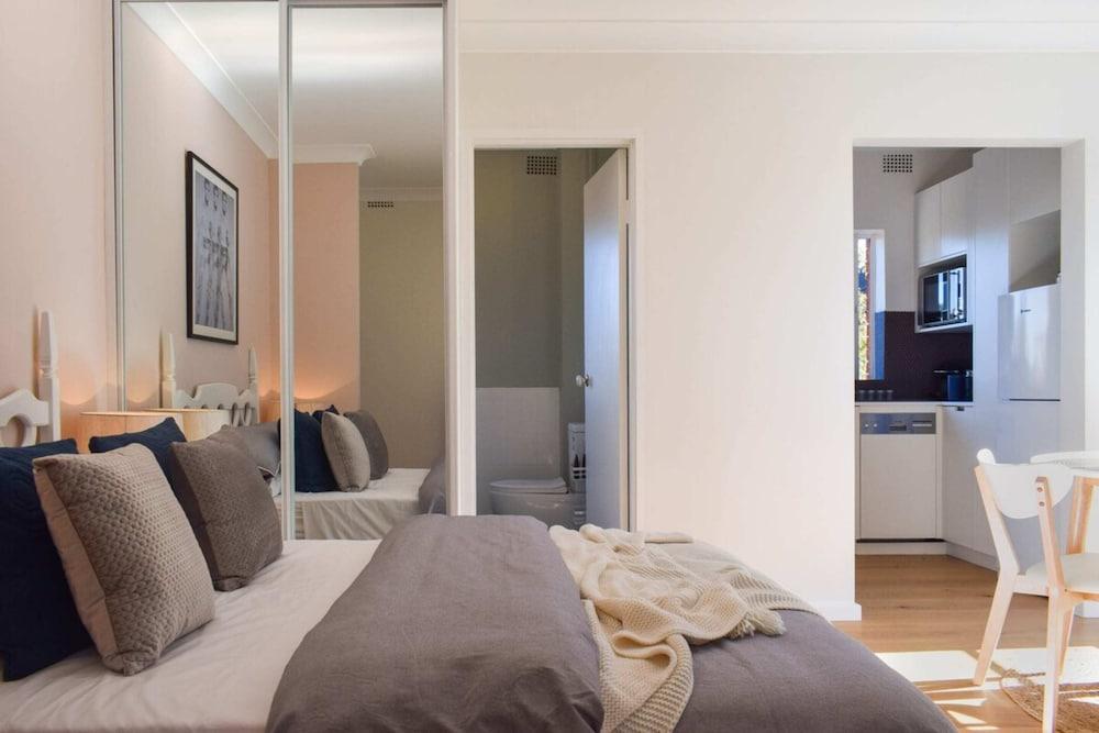 Sun-drenched 1 Bed Studio Apartment In Newtown Room Type - Studio (0 Bedroom)