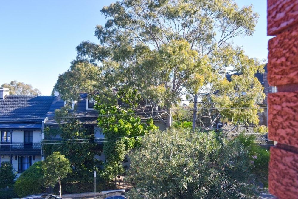 Sun-drenched 1 Bed Studio Apartment In Newtown - Tap to explore photos