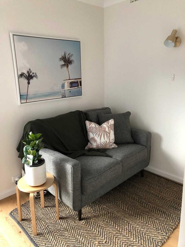 Sun-drenched 1 Bed Studio Apartment In Newtown - Tap to explore photos