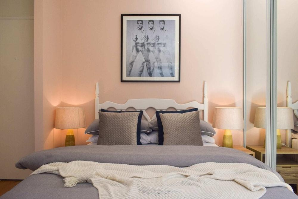 Sun-drenched 1 Bed Studio Apartment In Newtown - Tap to explore photos