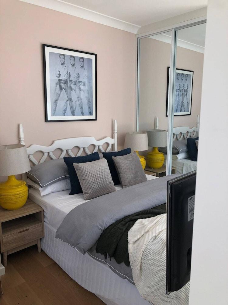 Sun-drenched 1 Bed Studio Apartment In Newtown