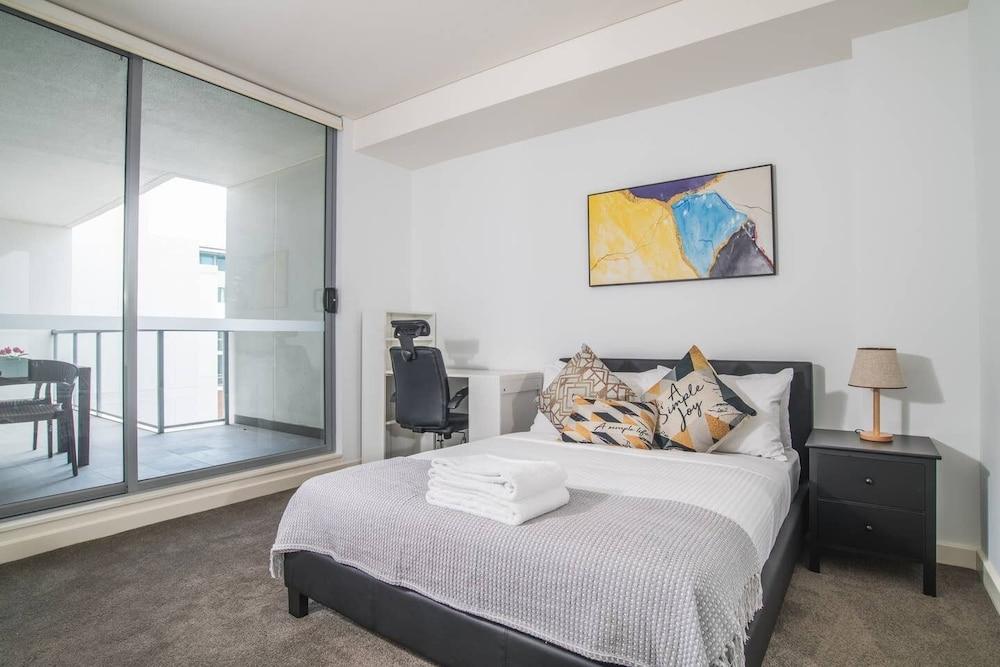 Stunning 1bed1bath Apartment@mascot - Tap to explore photos