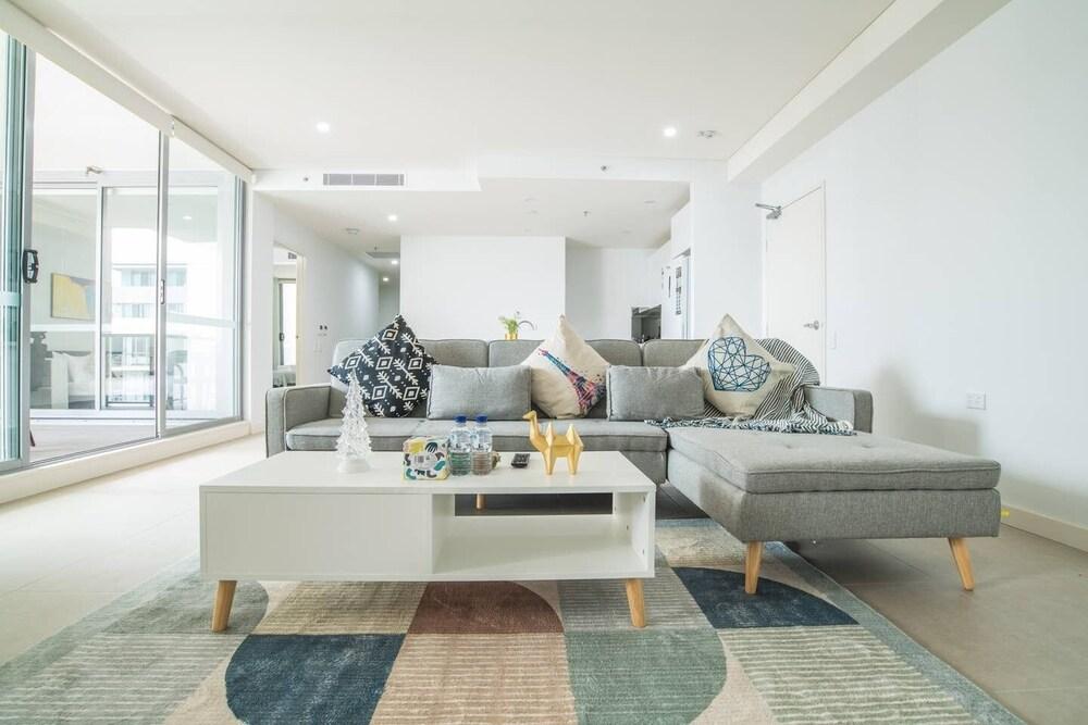 Stunning 1bed1bath Apartment@mascot - Tap to explore photos