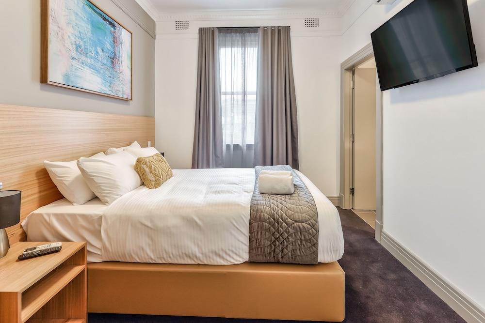 Meridian Hotel Room Type - Deluxe Double Room, 1 Queen Bed, Non Smoking
